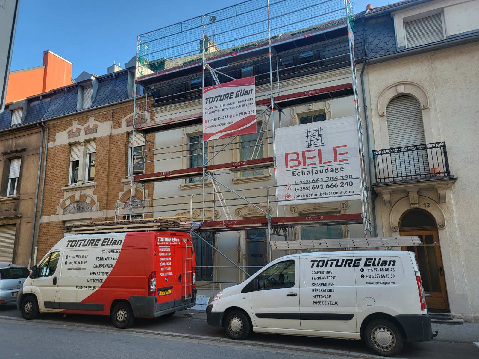 Échafaudage devant une façade avec publicité