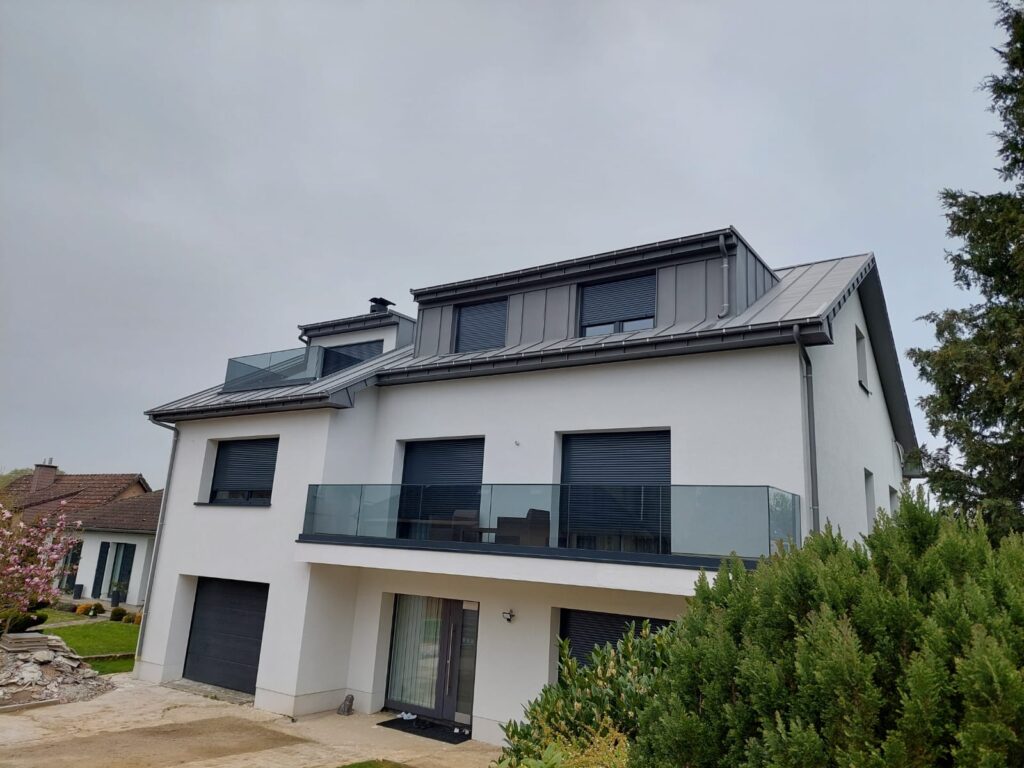 Une maison avec un toit récemment rénové